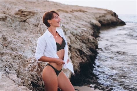 Belle Femme En Bikini Posant Devant L océan Photo Gratuite