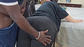 Milf Rubia Con Curvas Y Culo Grande Sexy En Pantalones De Yoga Haciendo Twerking Y Provocando A