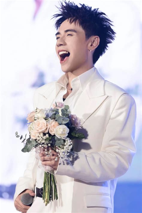 Hot nhất MXH đang là bộ ảnh cưới của Quang Hùng MasterD và Lê Dương Bảo