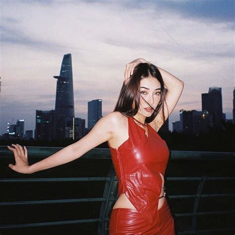 Khổng Tú Quỳnh đụng hàng Chi Pu Cô bé dâu tây với bom sex tạo dáng