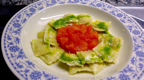 Ravioli Con Ricotta E Prosciutto Basilikumpesto Tomaten The