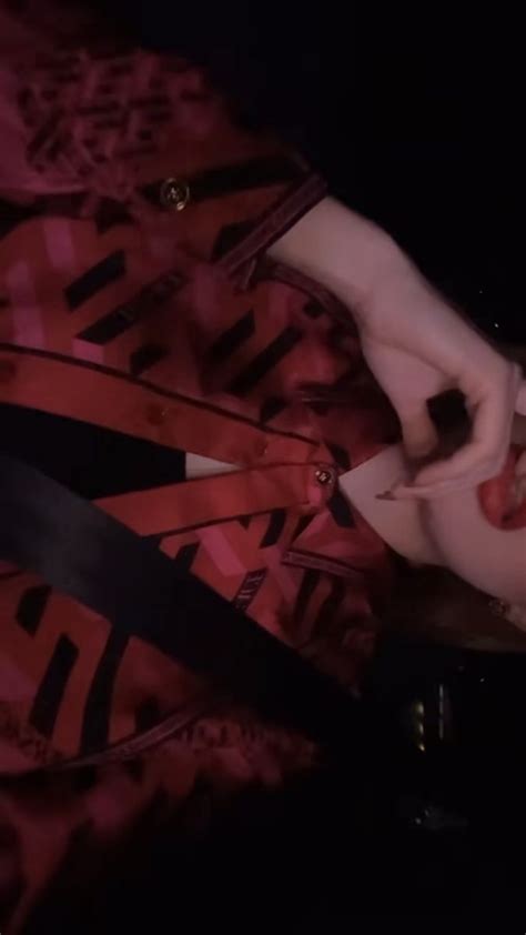 Pin by emi on Guardado rápido Latina fashion outfits Fashion poster Poses for photos