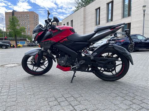Купить б у Bajaj Pulsar NS 200 карбюратор 5 передач в Москве чёрный naked bike 2019 года на