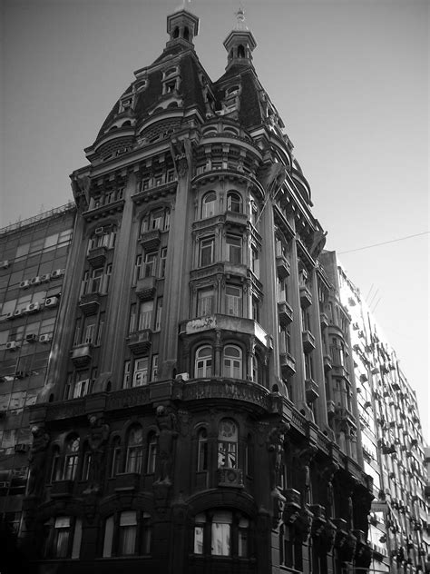 Ventanas Inesperadas Esquina Belgrano Colonial