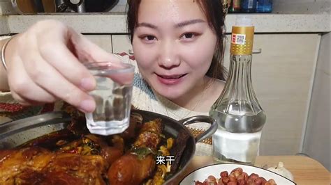 一锅猪尾巴配上花生米喝上几杯小酒美滋滋。吃播 美食 Youtube