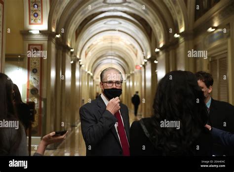 Us Senator Mike Braun R In Spricht Mit Reportern Als Er Das Capitol Nach Dem Ersten Tag Des