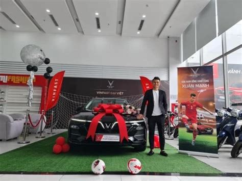 Cuộc sống hiện tại của cầu thủ từng nghèo nhất Việt Nam Cưới vợ hot girl ở nhà lầu tậu xe