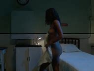 Nackte Valerie McIntosh In The Naked Cage