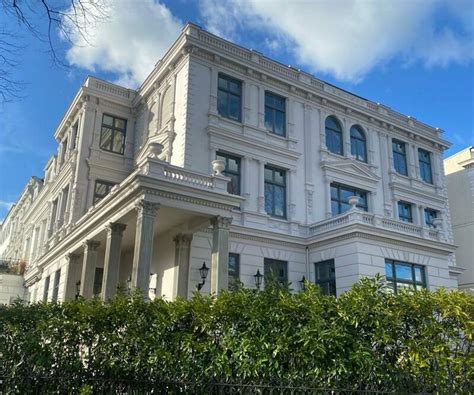 GUSTAFSEN & CO. | Drei exklusive Villenetagen in prachtvollem Stadtpalais