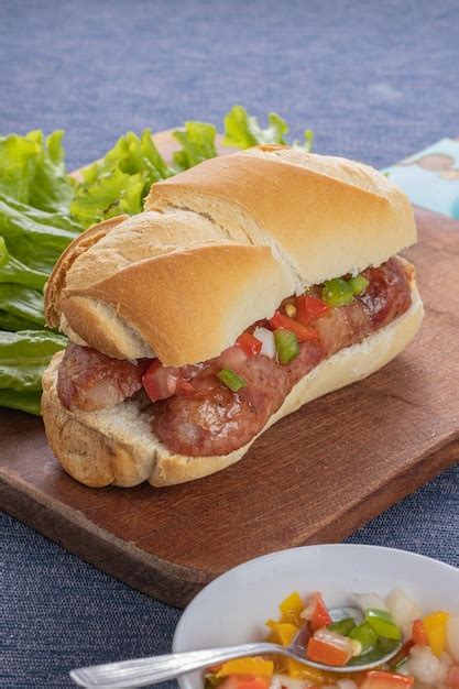 Sándwich típico argentino de choripan con chorizo y salsa criolla