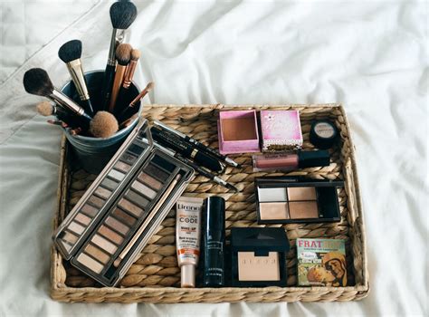 Makija Dzienny Z Palet Naked Oraz Aplikacja Kt Ra Pomo E Wam Dobra Kolor Podk Adu