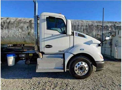 Kenworth T680 2015 Sleeper Semi Trucks