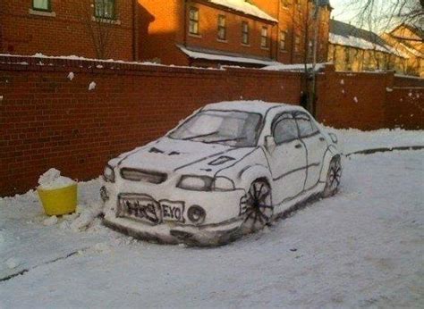 Tekening op ondergesneeuwde auto | Grappige Plaatjes