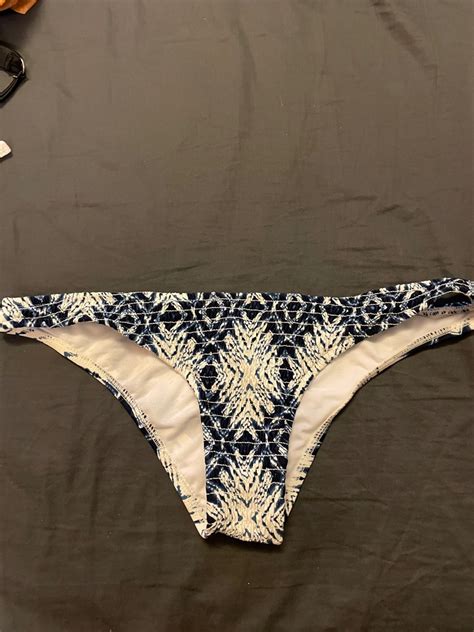 Billabong Bikini Bottom Medium Women S Fashion Swimwear Bikinis Swimsuits On Carousell