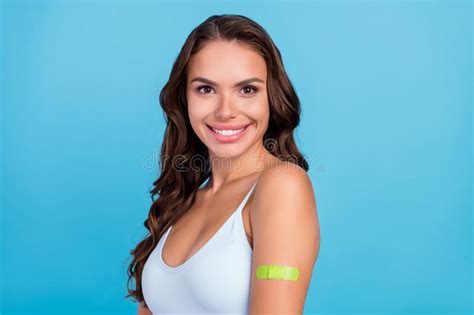 Foto De Perfil De La Optimista Brunette Peinado Dama Mostrar El Yeso En La Mano Vestido De Tela