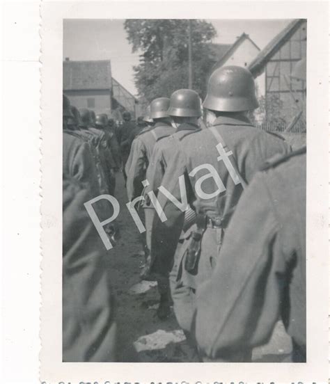 Foto Wk Ii Wehrmacht Soldaten Marsch Kaserne Kassel Uniform Stahlhelm