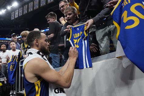 Nba Steph Curry Hits S To Help Warriors Rout Pacers