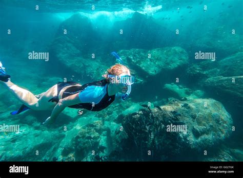 Sous Marine Bikini Girl Plongeur Tuba Banque De Photographies Et Dimages Haute R Solution Alamy