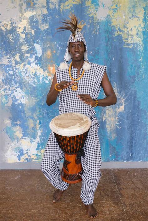 Artista Africano Con Ropa Tradicional Tocando Tambor Djembe Imagen De Archivo Imagen De