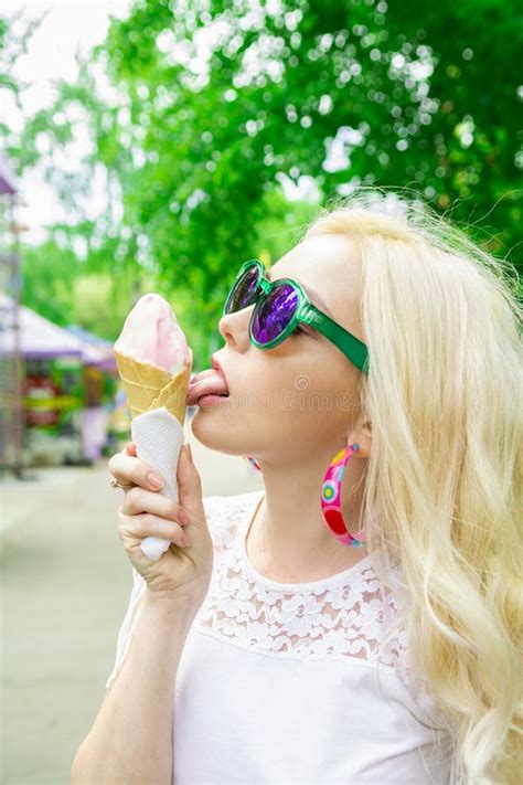 La Belle Jeune Fille Blonde Avec La Cr Me Glac E Dans Des Ses Mains L Che La Cr Me Glac E Sur
