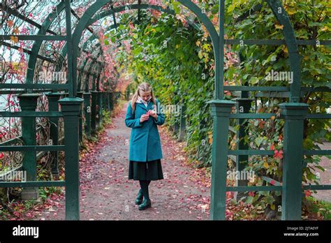 L Automne Et Une Promenade Dans L Air Frais Une Jeune Blonde Se Tient Dans Le Parc Et Tient Une