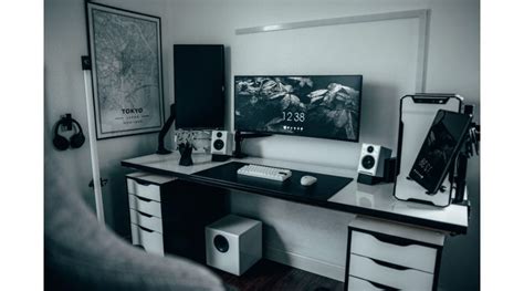 The 40 Best White Gaming Setups 2021 (Minimal, Retro, Anime)