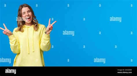 Amuse Toi Bien Une Jeune Fille Cawaii Blonde Et Sympathique Insouciante Aux Dents Blanches Et