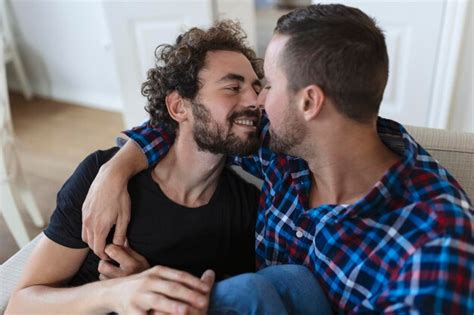 Alegre Joven Pareja Gay Sentados Juntos Dos Afectuosos Amantes Masculinos Sonriendo Alegremente