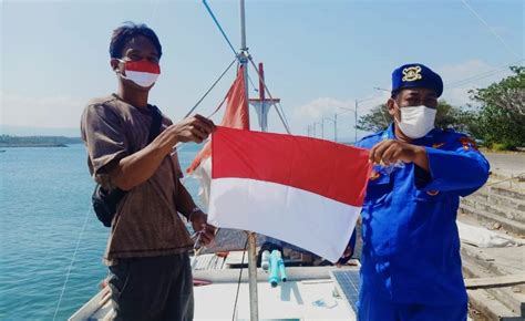 Jelang HUT RI Ke 77 Satpolairud Polresta Banyuwangi Bagikan Bendera