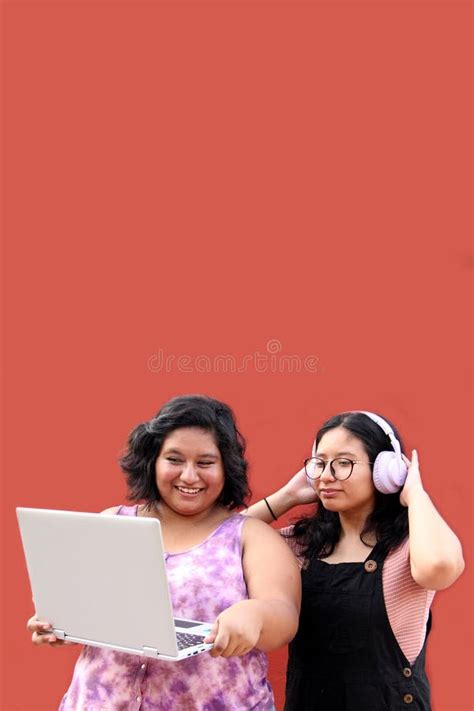 Year Old Fat Brunette Latina Woman Uses Her Cell Phone To Send Messages Shop And Date