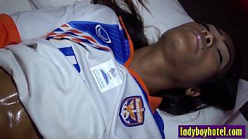 Transexual asiática caliente chupa la polla de un cliente XVIDEOS