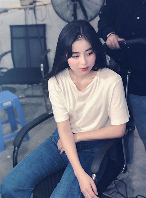 Chồng đẹp con xinh hot mom này còn khiến fan ngưỡng mộ bởi diện áo phông cũng lung linh hết sức