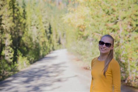 Junge Blonde Frau Im Freien Auf Dem Hintergrund Des Berges Stockfoto