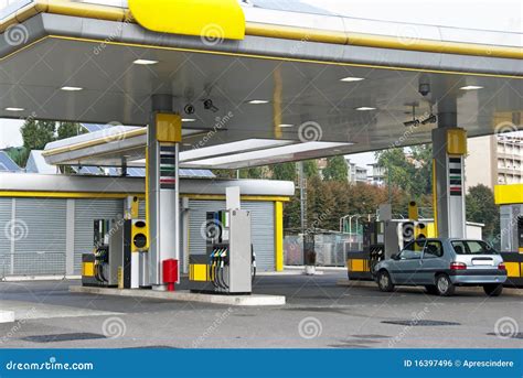 Bensinstation arkivfoto. Bild av tjäna, pumpar, industri - 16397496