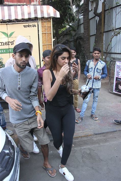 Kartik Aaryan With Girlfriend Spotted At Farmer S Cafe Bandra Filmibeat