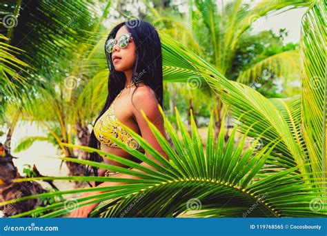 La Jeune Belle Fille Asiatique Dans Le Bikini Apprécient Des Vacances D été Sur La Plage