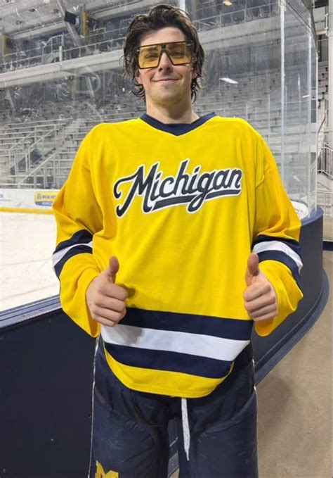 Pin By MNWildGirl On Ice Hockey Babes Michigan Hockey Hot Hockey Players Hockey Players