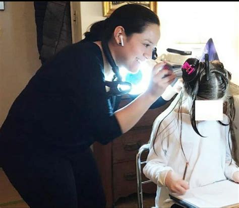 Latina Gana Fortuna Quitando Piojos A Familias En Nueva York