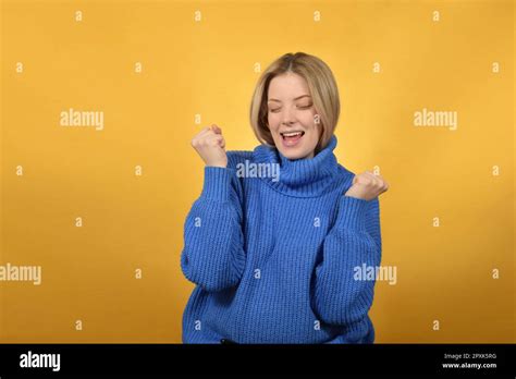 Cute Chubby Blonde Woman Fotos Und Bildmaterial In Hoher Aufl Sung Alamy