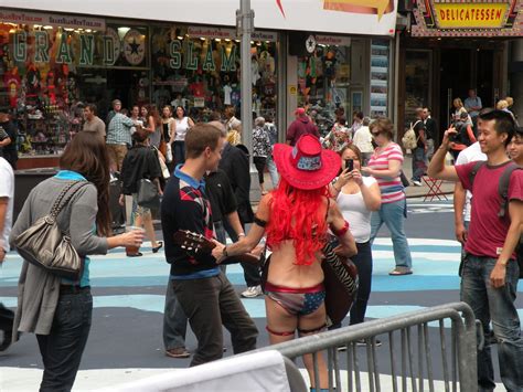 Tour NY Comigo Time Square Naked Cowgirl