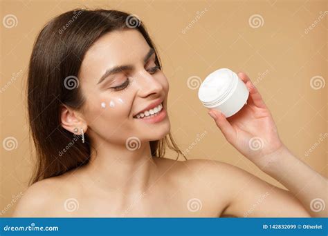 O Fim Acima Da Meia Mulher Despida s Nude Perfeito Da Pele Compõe a Aplicação Do Creme