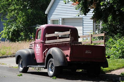 OLD CLASSIC FORD PICKUP editorial image. Image of countr - 119451830