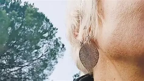 Milf szuka dobrego kutasa po kilku porażkach spotyka swojego przyrodniego syna i pieprzy mnie