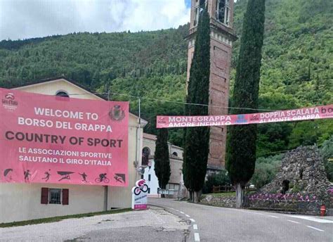 Giro DItalia Sul Monte Grappa Venti Comuni Espongono I Teli Rosa