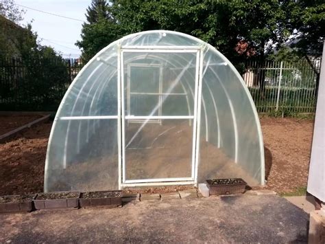 Простенькая теплица из ПВХ труб своими руками