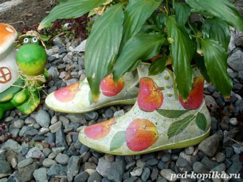 Кашпо для цветов. Декупаж резиновых сапог