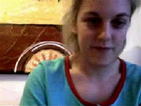 1sarah1 se déshabille et se masturbe devant la caméra XVIDEOS