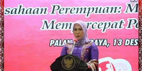 Parade Kebaya Benang Bintik Ikut Meriahkan Peringatan Hari Ibu Phi Ke