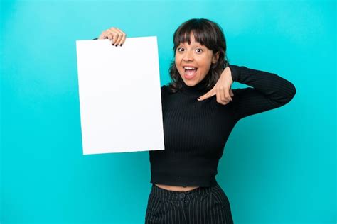 Joven Latina Aislada De Fondo Azul Sosteniendo Un Cartel Vac O Con Expresi N Feliz Y Apunt Ndolo