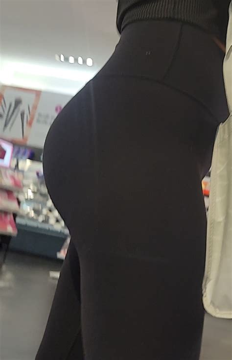 Bubble Blonde Xmas Shopping In Leggings Spandex Leggings Yoga Pants Forum